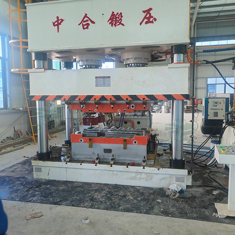 630噸四柱液壓機.jpg